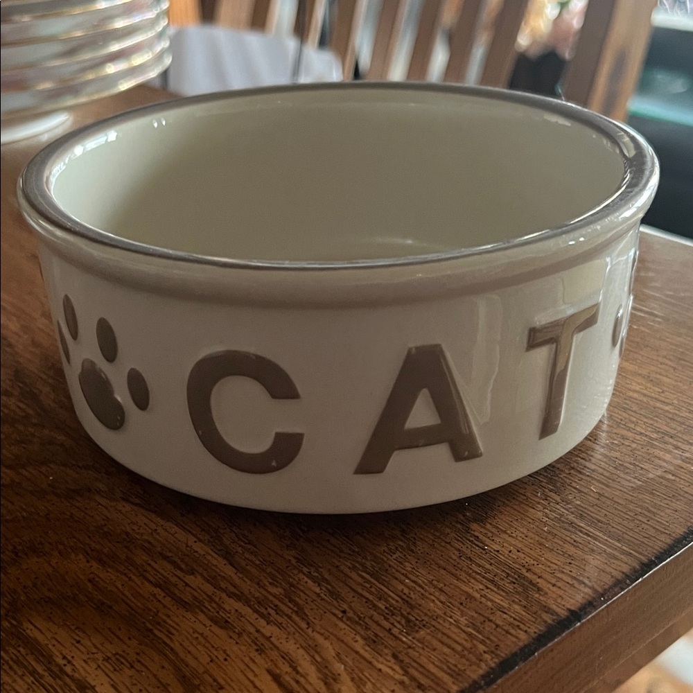 Chic Cat Feeding Bowl - Cream and Tan